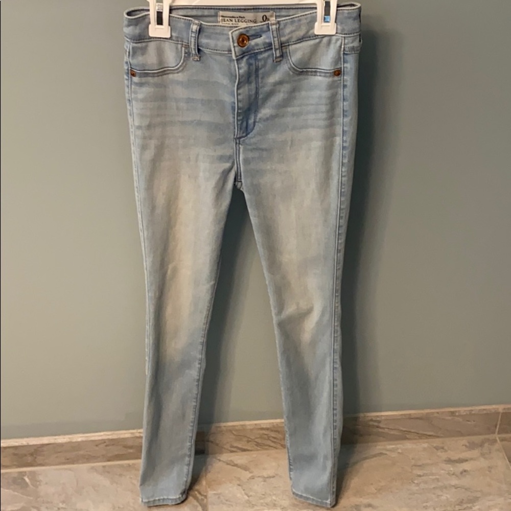 Light Jeans. High Rise.